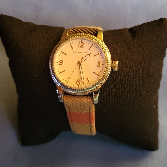 Womens Burberry watch - Picture 4 of 8